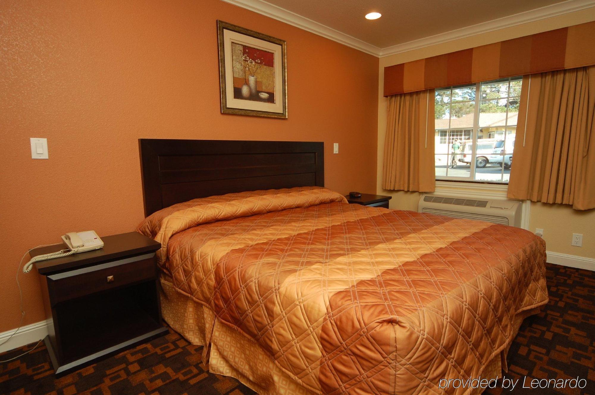 Monterey Surf Inn Room photo
